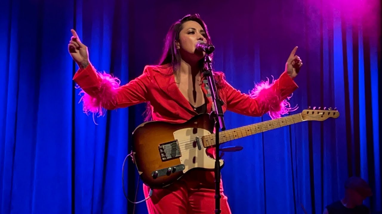 Audience at a Michelle Branch concert
